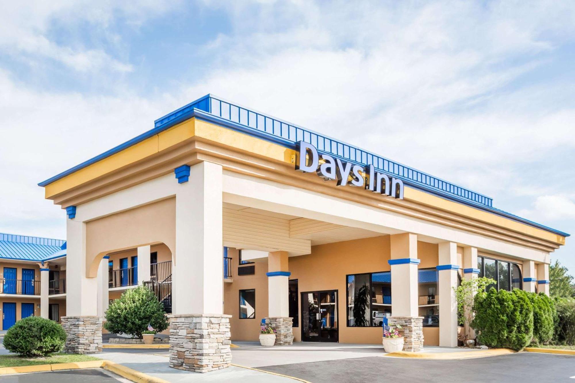 Staying Near UT High: 4 Budget Hotels in Hendersonville Compared