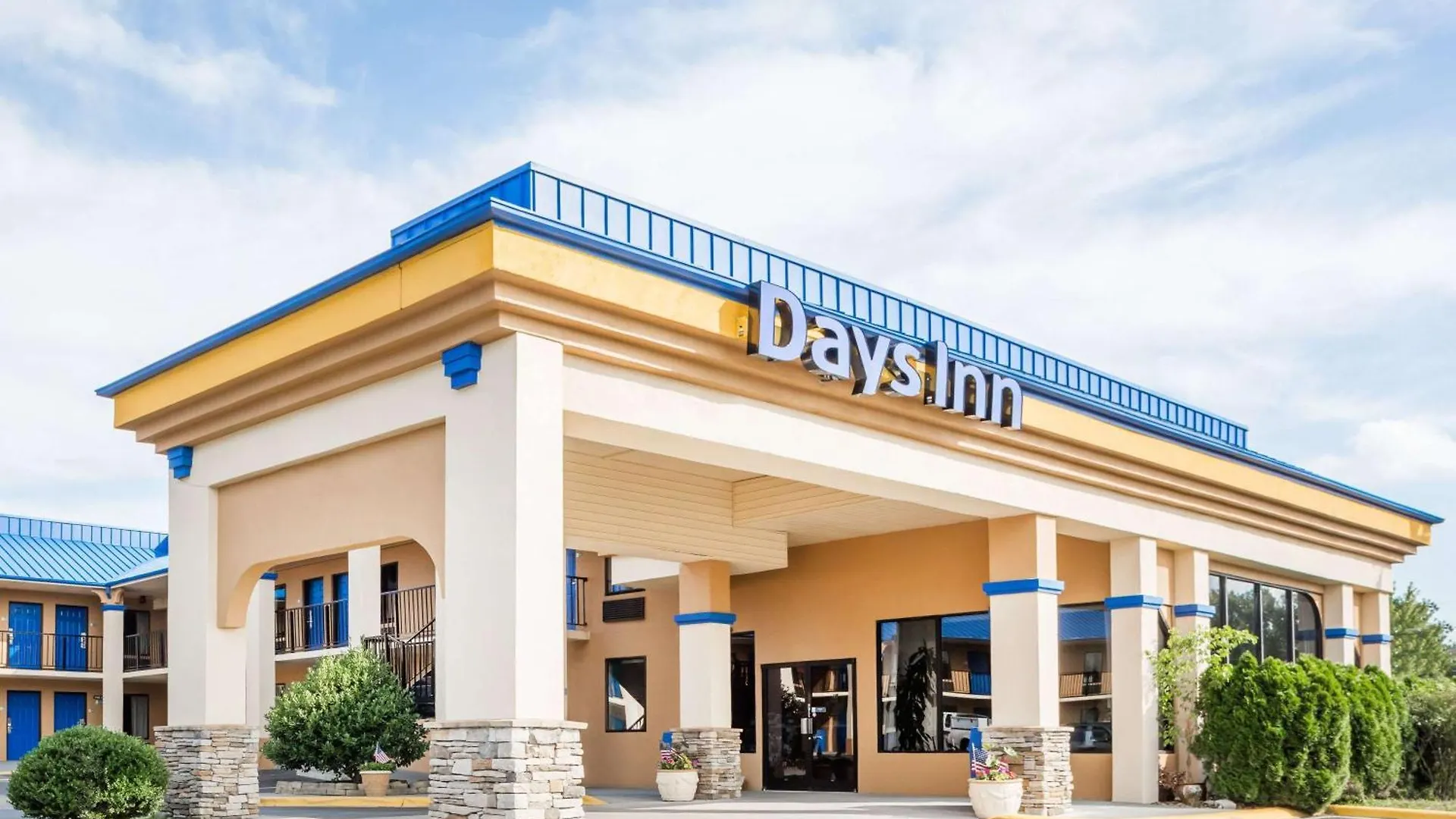 Staying Near UT High: 4 Budget Hotels in Hendersonville Compared